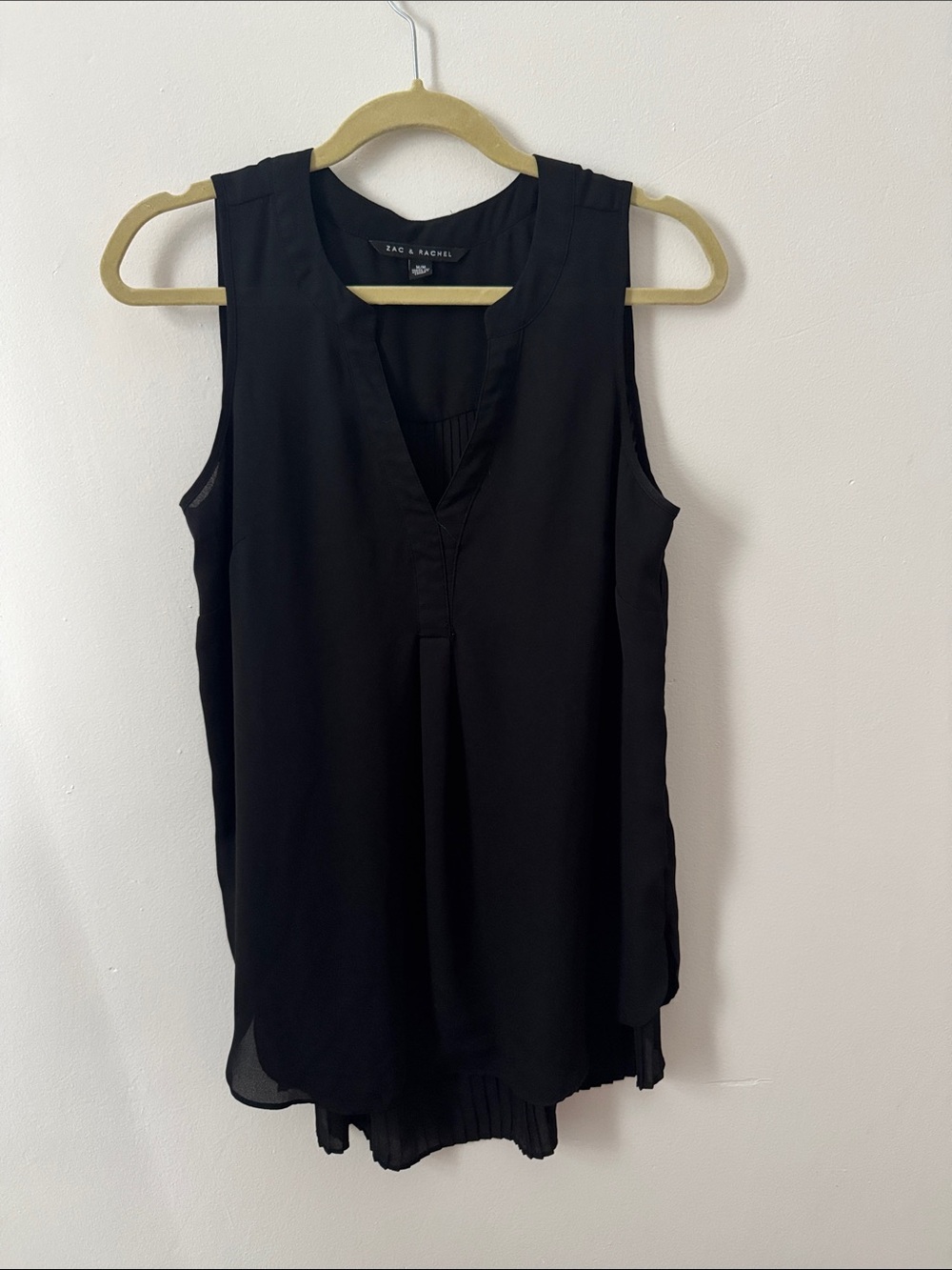 Zac & Rachel Black Sleeveless V-Neck Blouse